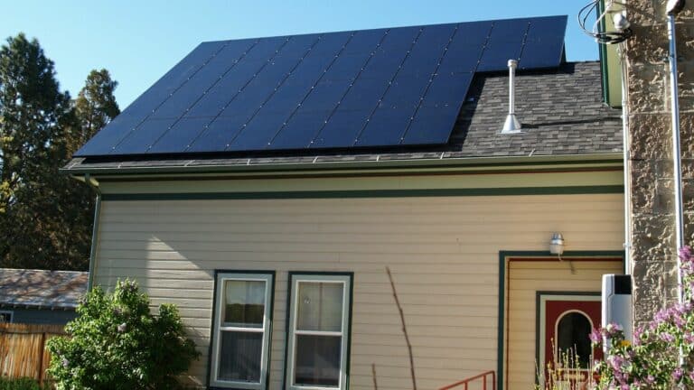 Vous envisagez d’installer des panneaux solaires ? Quelles sont les dépenses à prévoir ?